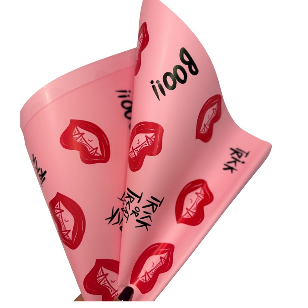 Halloween Wrapping Paper Sheets 22x22 inch –Pack of 20 – Vampire Lips with Fangs
